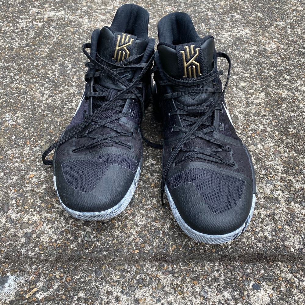Nike Kyrie Irving Basketball Shoe